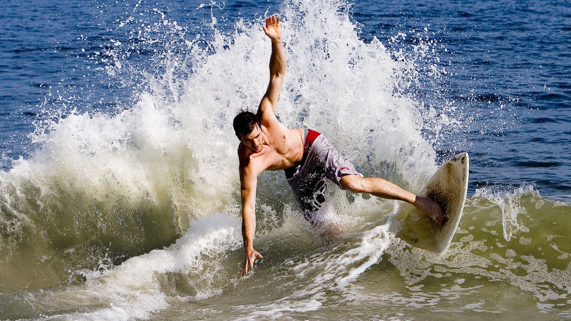 《电竞装备升级:硬核玩家首选的硬件推荐》,电竞装备 性价比