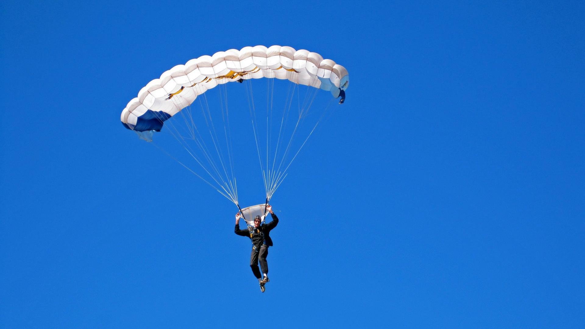 意大利马术队在2024年欧洲三项赛锦标赛中以“Team Spirit”马匹获得团体银牌，展现强大实力。